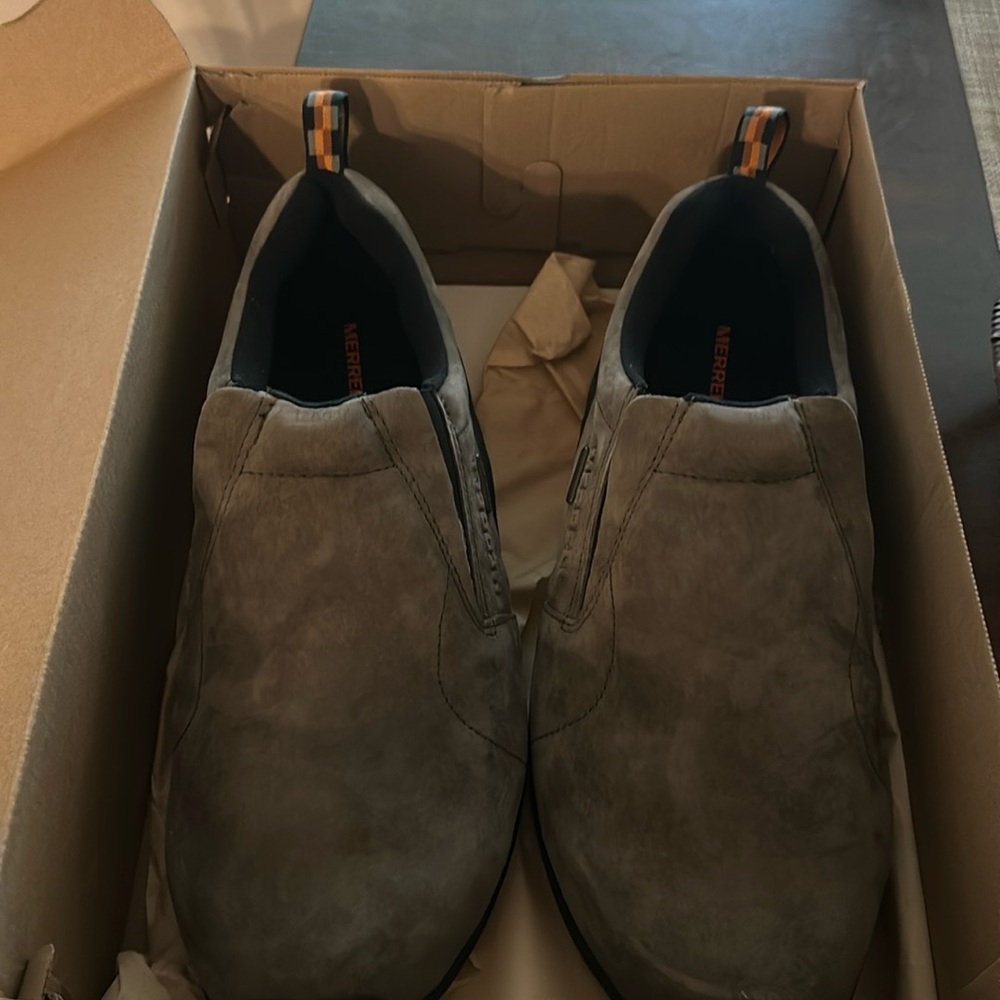 Never worn Merrell men’s pull on loafers